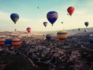 Пляж в Турции с туристами, отдыхающими по горящему туру летом 2025 года
