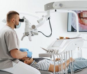 Терапевтическое лечение зубов с применением современных стоматологических технологий.